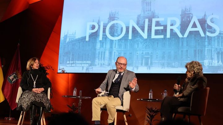 El delegado de Políticas Sociales, Familia e Igualdad, José Fernández, junto a dos pioneras, Mercedes Payol (i) y María del Pilar Peña (d), durante el acto institucional conmemorativo por el Día Internacional de la Mujer / EUROPA PRESS