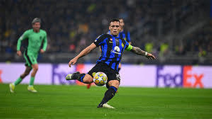 Lautaro ante el Atlético de Madrid / EFE