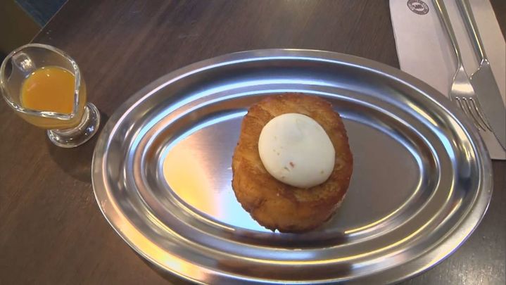 torrija con salsa de Suzzete de la pastelería Mallorca / TELEMADRID