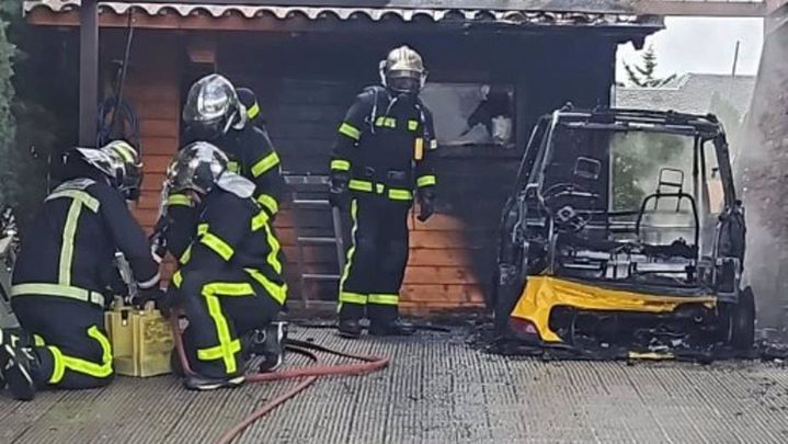 Incendio en un chalet en Hoyo de Manzanares tras arder un coche eléctrico por un fallo en la carga de la batería / Bomberos de la Comunidad de Madrid