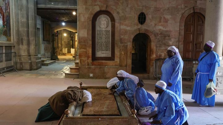 La 'Piedra de la Unción' en la Iglesia del Santo Sepulcro / EFE