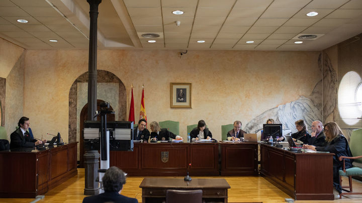 El abogado Álvaro Rojo (i) y el abogado Juan Manuel Medina (d) durante una vista por el recurso del asesinato del joven rapero en Pacífico, en el Tribunal Superior de Justicia de Madrid / EUROPA PRESS