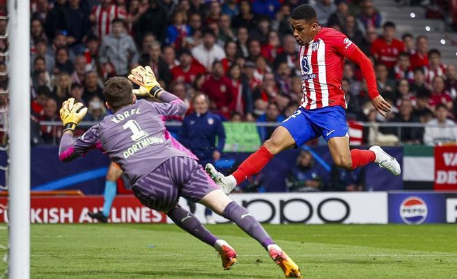 Samuel Lino ante el Borussia Dortmund / EFE