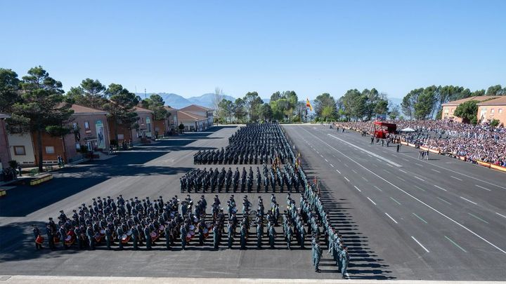 Más de 2.000 alumnos de la Guardia Civil juran bandera en Baeza (Jaén), ante el rey Felipe VI / TELEMADRID