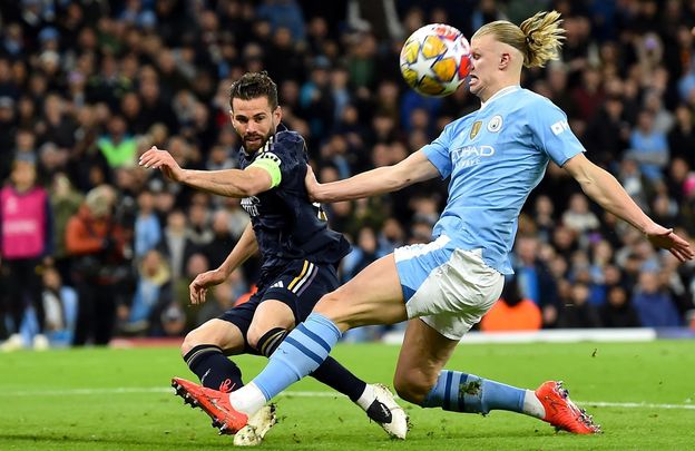 Nacho ante Haaland / EFE