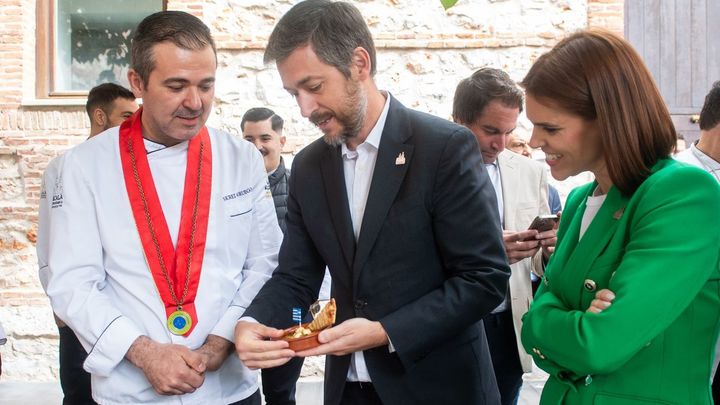 La alcaldesa de Alcalá de Henares, Judith Piquet, y el consejero de Presidencia, Justicia y Administración Local de la Comunidad, Miguel Ángel García Martín, presentan la Ruta de la Tapa Europea. / EUROPA PRESS
