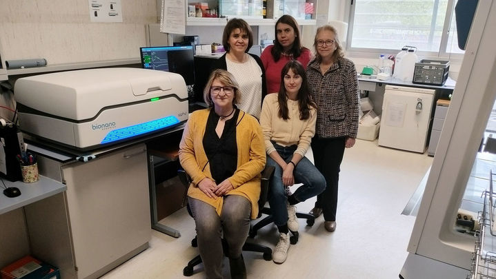 El equipo de investigadoras de ISCIII junto a una de las máquinas que trabajan con la tecnología de Mapeo Óptico del Genoma. / ISCIII