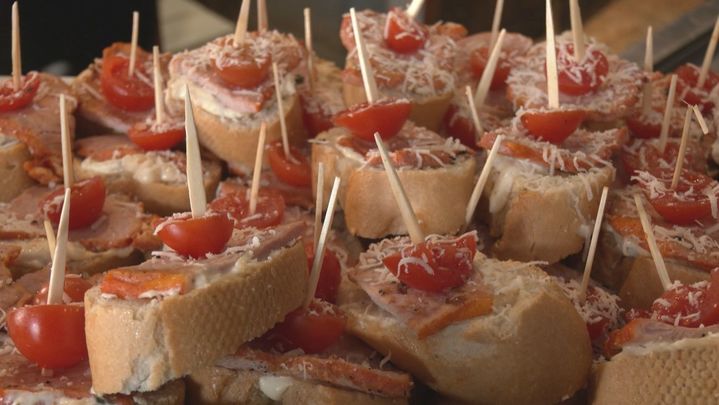 Tomamos el aperitivo en 'La Esquinita' / Telemadrid