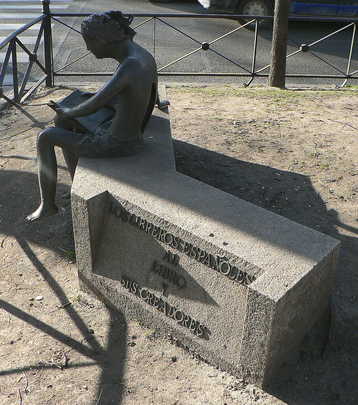 Escultura homenaje a los libros y sus creadores en el Paseo de Recoletos / MADRID.ES