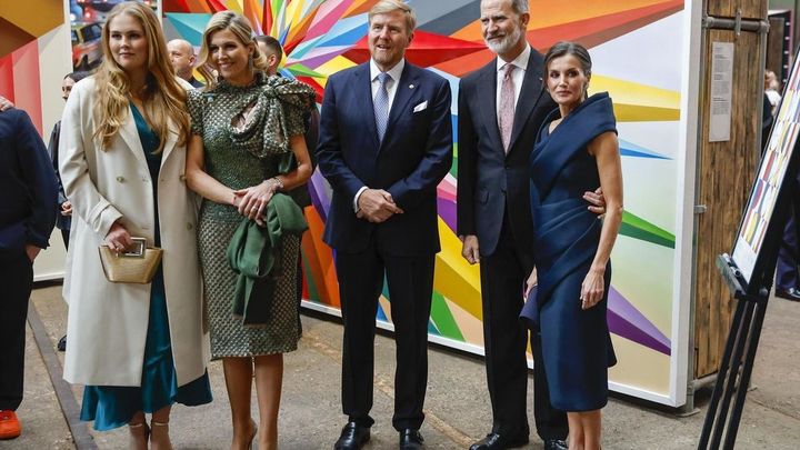 El rey coge por la cintura a la reina en Ámsterdam / EFE