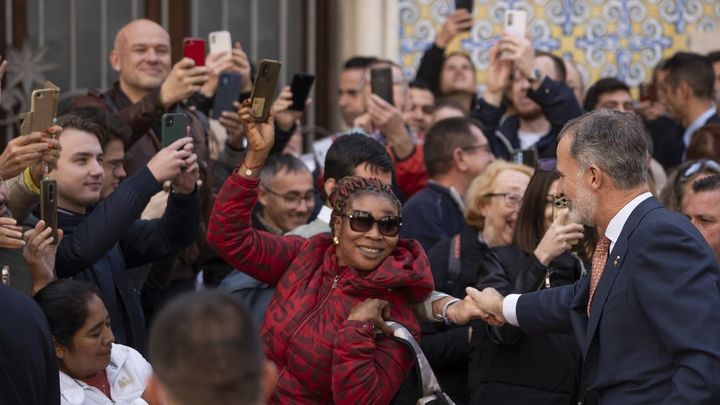 El rey saluda a un grupo de personas que estaban esperando para verle pasar / EUROPA PRESS