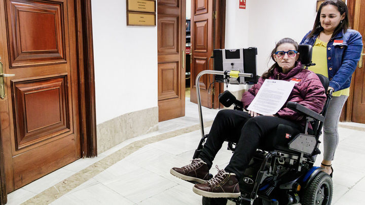 Una persona afectada de ELA (esclerosis lateral amiotrófica) a su llegada a registrar la petición de que se desbloquee la tramitación de la Ley ELA, en el Congreso de los Diputados, a 17 de marzo de 2023, en Madrid (España) / Europa Press