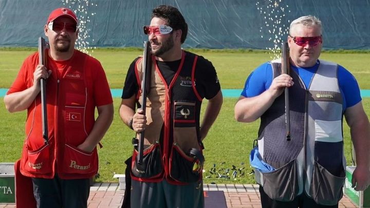 Alberto Fernández, en el centro / COE