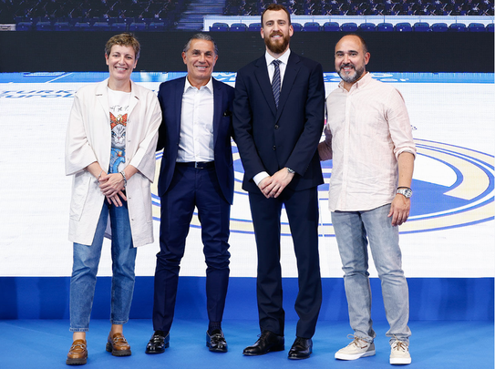 Sewrgio Rodríguez con Chus Mateo, Sergio Scariolo y la presidenta de la FEB / REAL MADRID