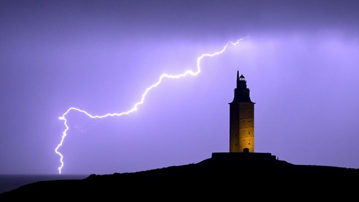 Un rayo impacta en la Torre de Hércules / EFE