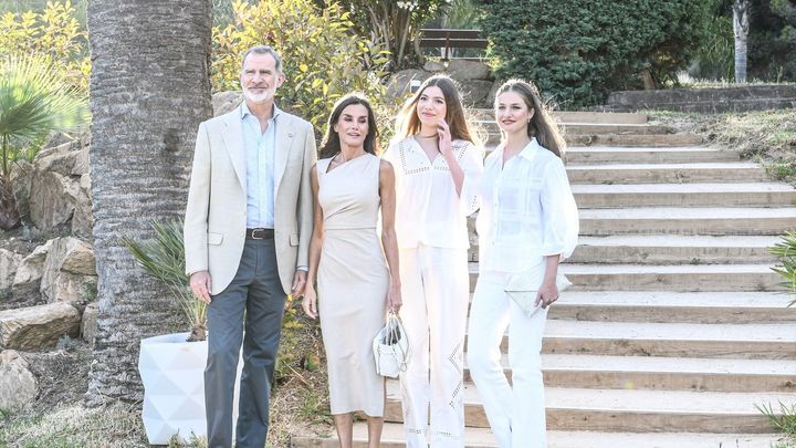 Los reyes y sus hijas  a su llegada al encuentro con premiados ‘Princesa de Girona’ / Europa Press