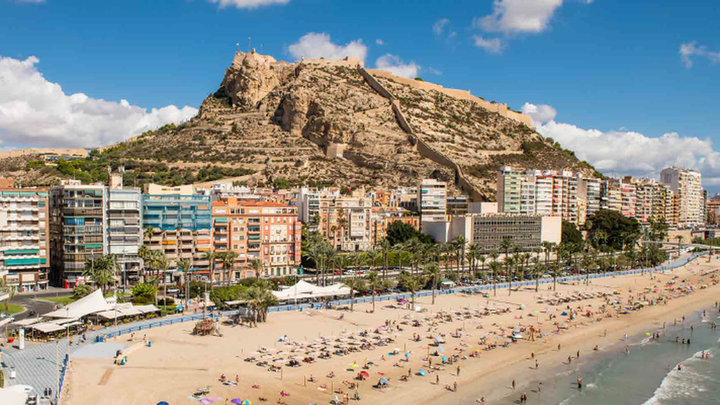 Castillo de Santa Bárbara y playa del 'Postiguet' / Ayuntamiento de Alicante