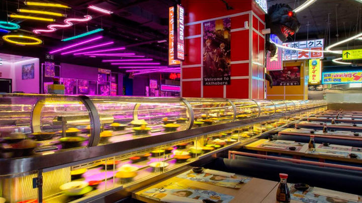 Running sushi in Akihabara / Archivo