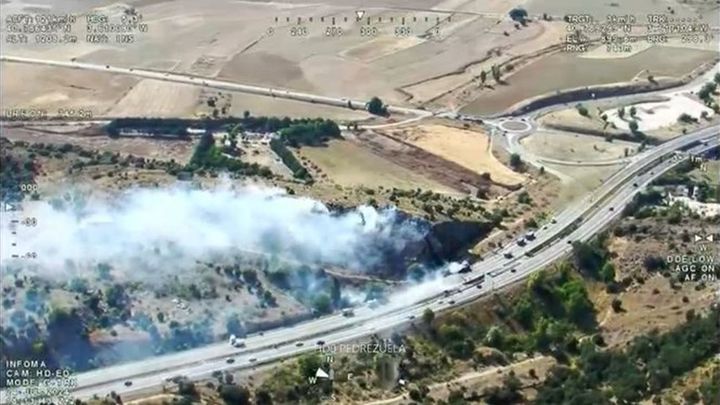 Incendio de pasto cerca de la A-1 junto al camión cisterna siniestrado en la autovía / 112CMADRID