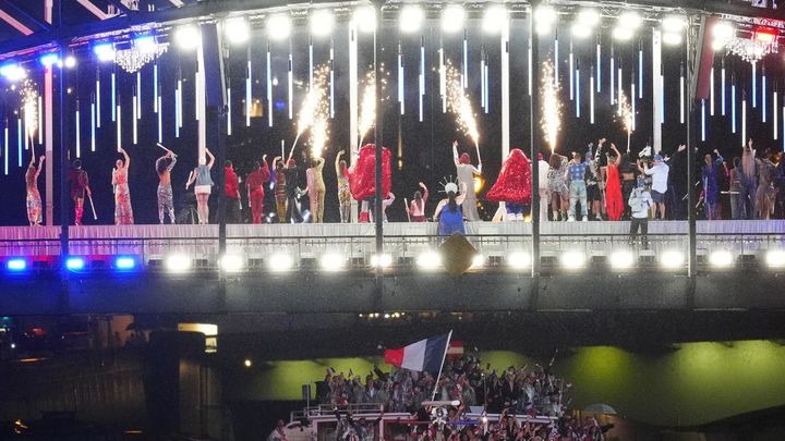 Baile y música para poner el broche de oro a un desfile histórico en París / EFE