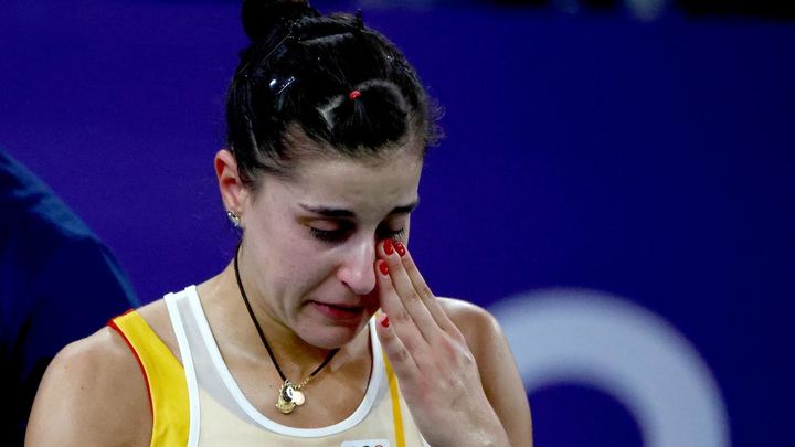 Carolina Marín llora tras lesionarse en París 2024 / EFE