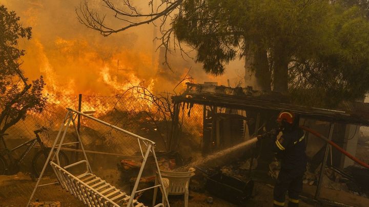 El fuego en Grecia avanza sin control / Europa Press