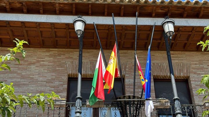 Ayuntamiento de Mocejón con banderas a media asta / EUROPA PRESS