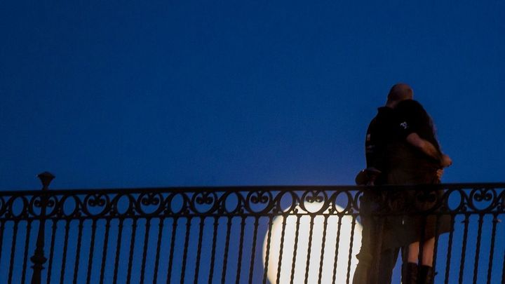 Luna llena de noviembre sobre el puente de Triana / EUROPA PRESS