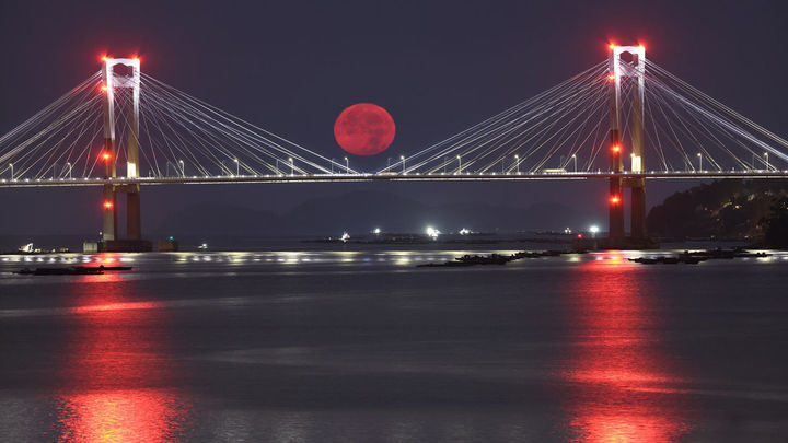 Luna del Esturión sobre el puente de Rande en Vigo / EFE