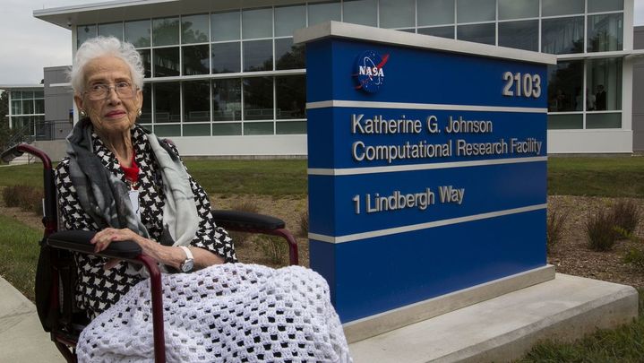 Katherine Johnson frente al Centro de Investigación Computacional que lleva su nombre / NASA