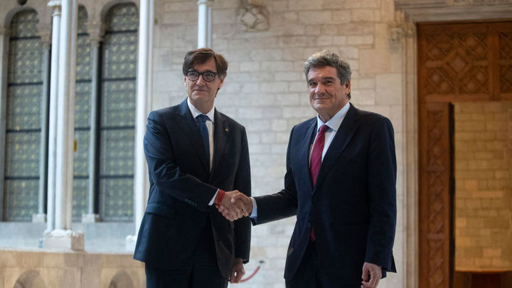 Salvador Illa recibe a José Luis Escrivá en el Palau de la Generalitat / EFE