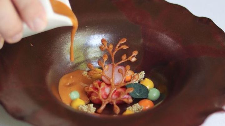 Carabinero en su jugo, sazonado con curry verde y una fina vinagreta de mango / @elcluballard