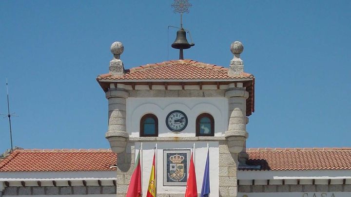 El reloj del Ayuntamiento de Hoyo de Manzanares en su torre / MADRID.ORG