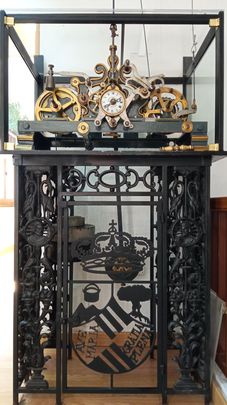 Mecanismo interior del reloj del Ayuntamiento de Hoyo de Manzanares / PILAR GARCÍA