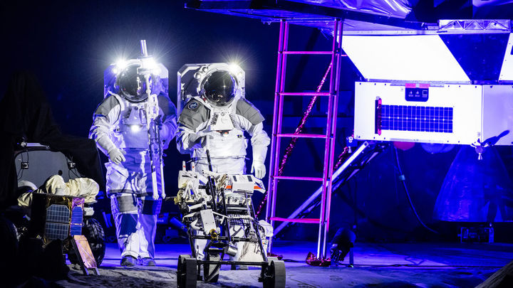 Los astronautas análogos de la ESA junto al módulo lunar en las instalaciones de Alemania / ESA