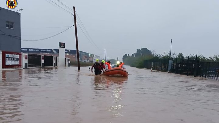 Carretera inundada en Valencia por la DANA / EUROPA PRESS