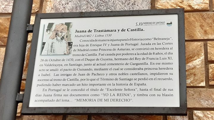 Placa dedicada a Juana de Trastámara y de Castilla en Gargantilla del Lozoya / P.O.