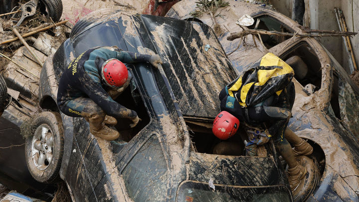 Efectivos de la Guardia Civil buscan cuerpos entre los restos dejados por la DANA en Valencia / EFE