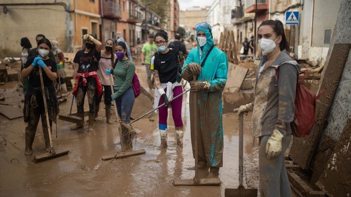 Voluntarios en Algemesí trabajan tras la DANA / EUROPA PRESS