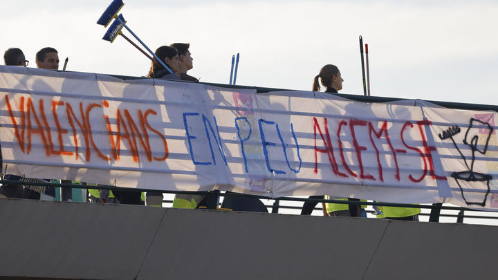 Voluntarios acuden a ayudar a las zonas afectadas cruzando el 'Puente de la Solidaridad' / EFE