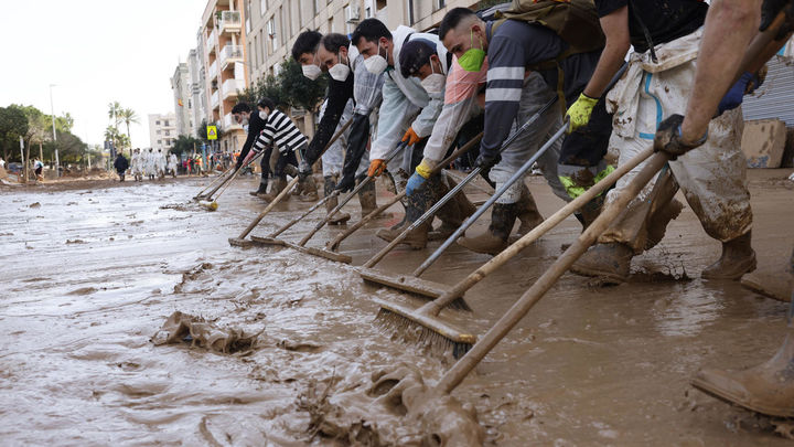 Valencia afronta el fin de semana con el reto de avanzar en la recuperación de la zona cero de la dana / EFE