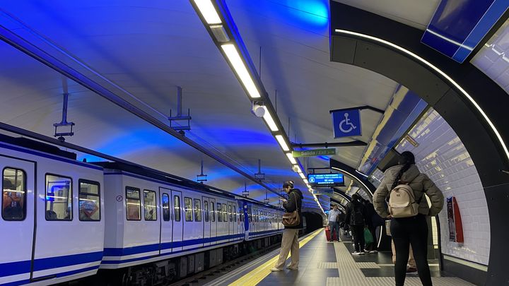 Luces led de color azul iluminan la bóveda de las estaciones de la L1 / REDACCIÓN