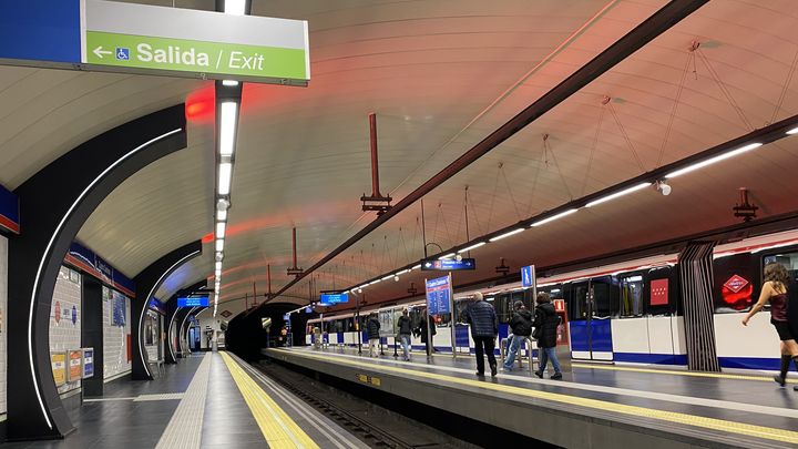 Iluminación led en color rojo en la L2 / REDACCIÓN