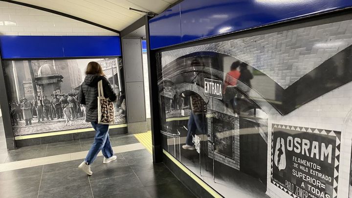 Fotografías históricas en los pasillos de la estación / REDACCIÓN