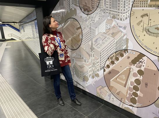 Paloma Segovia, Patrimonio Histórico Metro de Madrid, contempla uno de los murales / REDACCIÓN