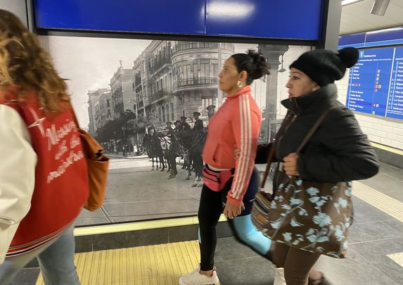 Fotografías históricas en los pasillos de la estación / REDACCIÓN