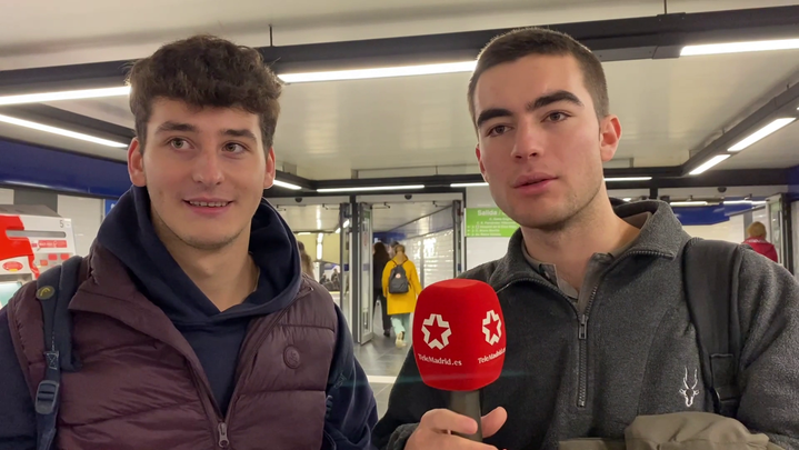Jóvenes universitarios camino de sus clases / TELEMADRID
