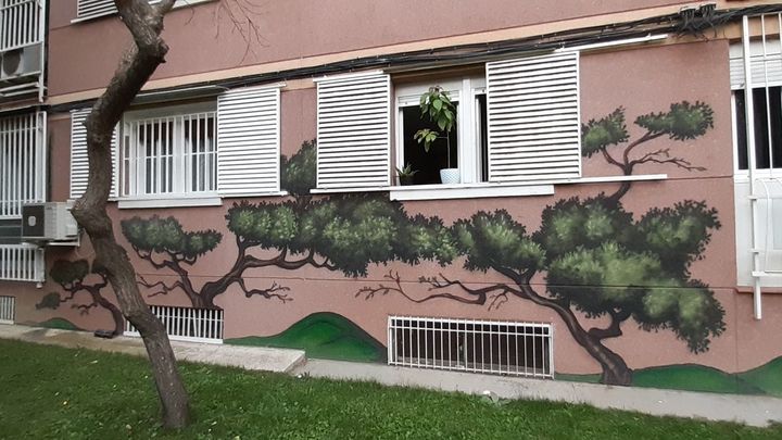 Naturaleza y arte urbano en el jardín de un edificio de la calle Maqueda / P.O.