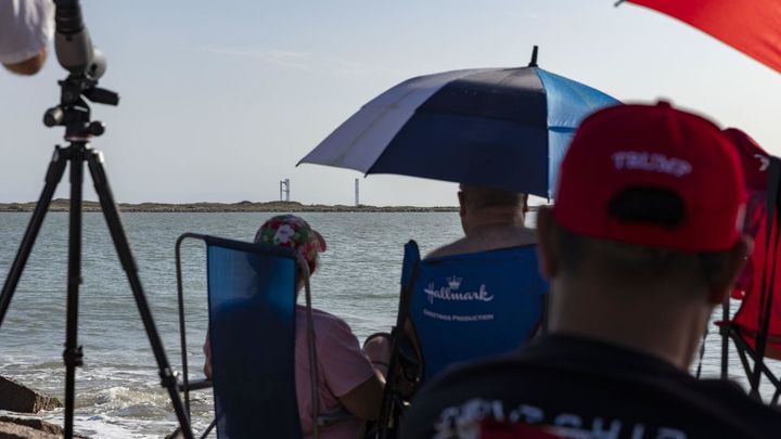 Varias personas contemplan el lanzamiento del Starship / EFE