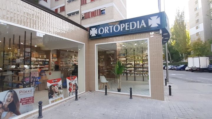 El mural inspirado en la obra de Dalí, desaparecido tras la reforma en la farmacia / P.O.